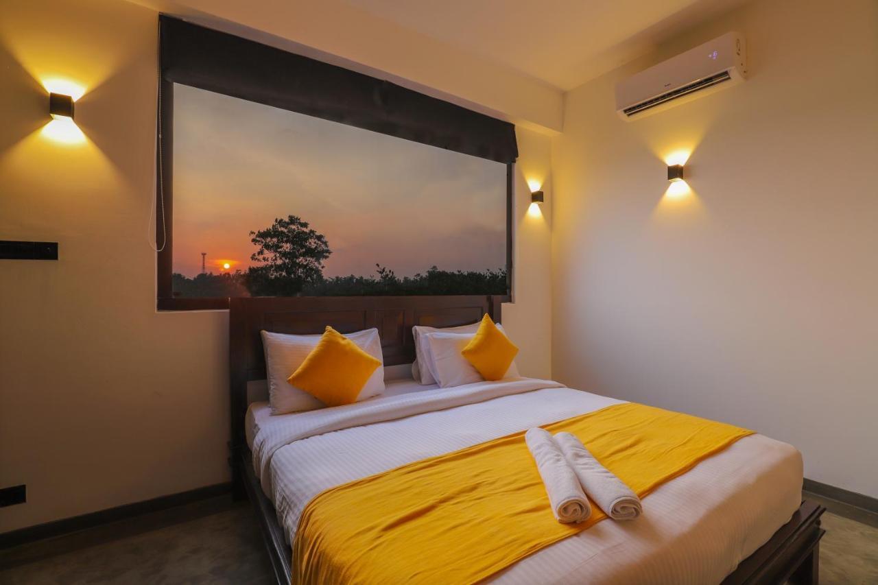 Kalapuwa Hotel *